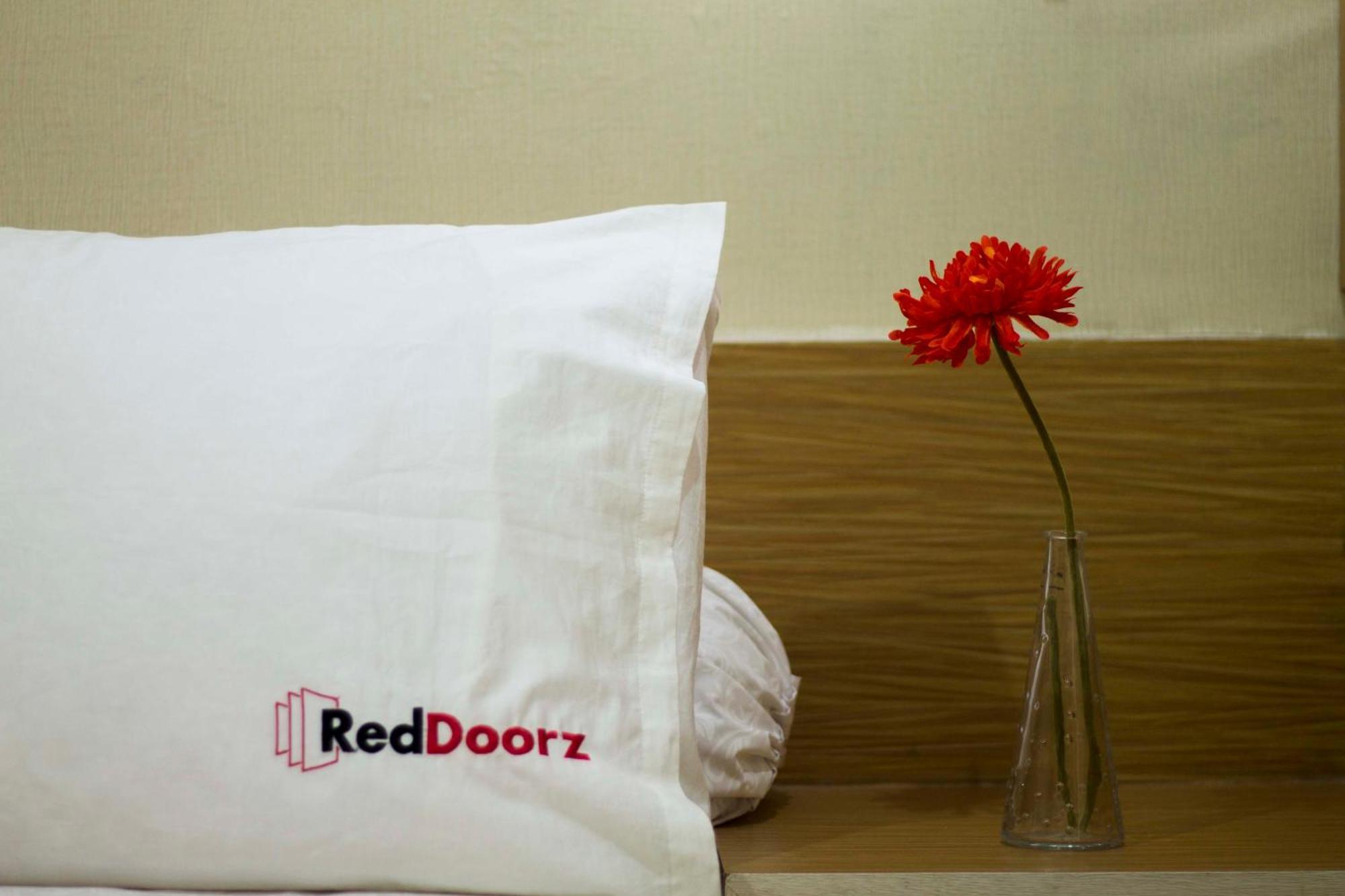 Reddoorz Near Balai Kota Surabaya Hotel Eksteriør billede